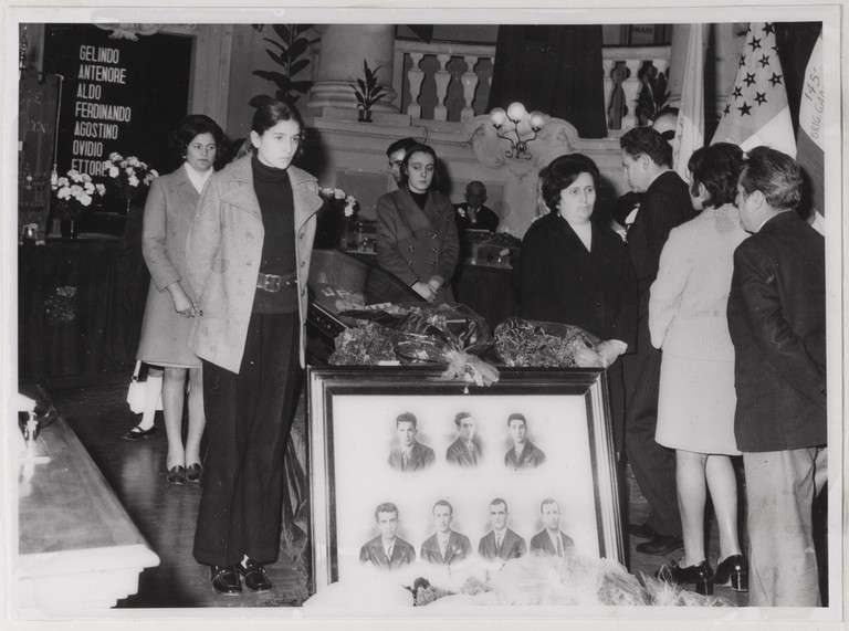 Gattatico-Reggio Emilia, 27-30 marzo 1970, Funerali di Alcide Cervi, camera ardente di Alcide nella Sala del Tricolore di Reggio Emilia, picchetto d'onore